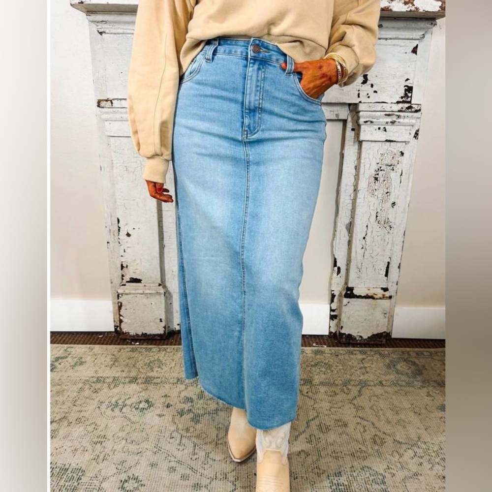 90s Long Denim Maxi Skirt Size 4/27 alight Wash Back Slit Model Off Duty Cowgirl